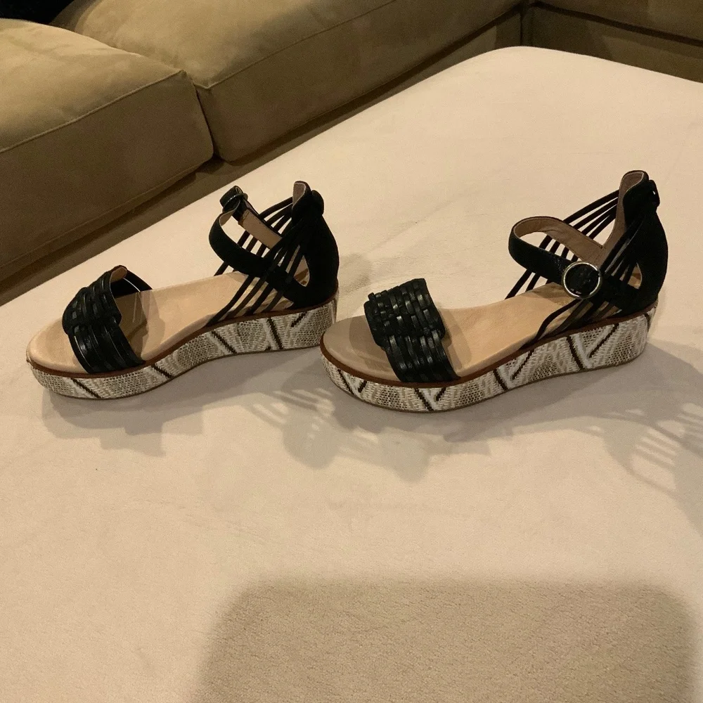 Sundance Black Tan 8.5 Platform Sandals  Never Worn Travel Scandi Normcore